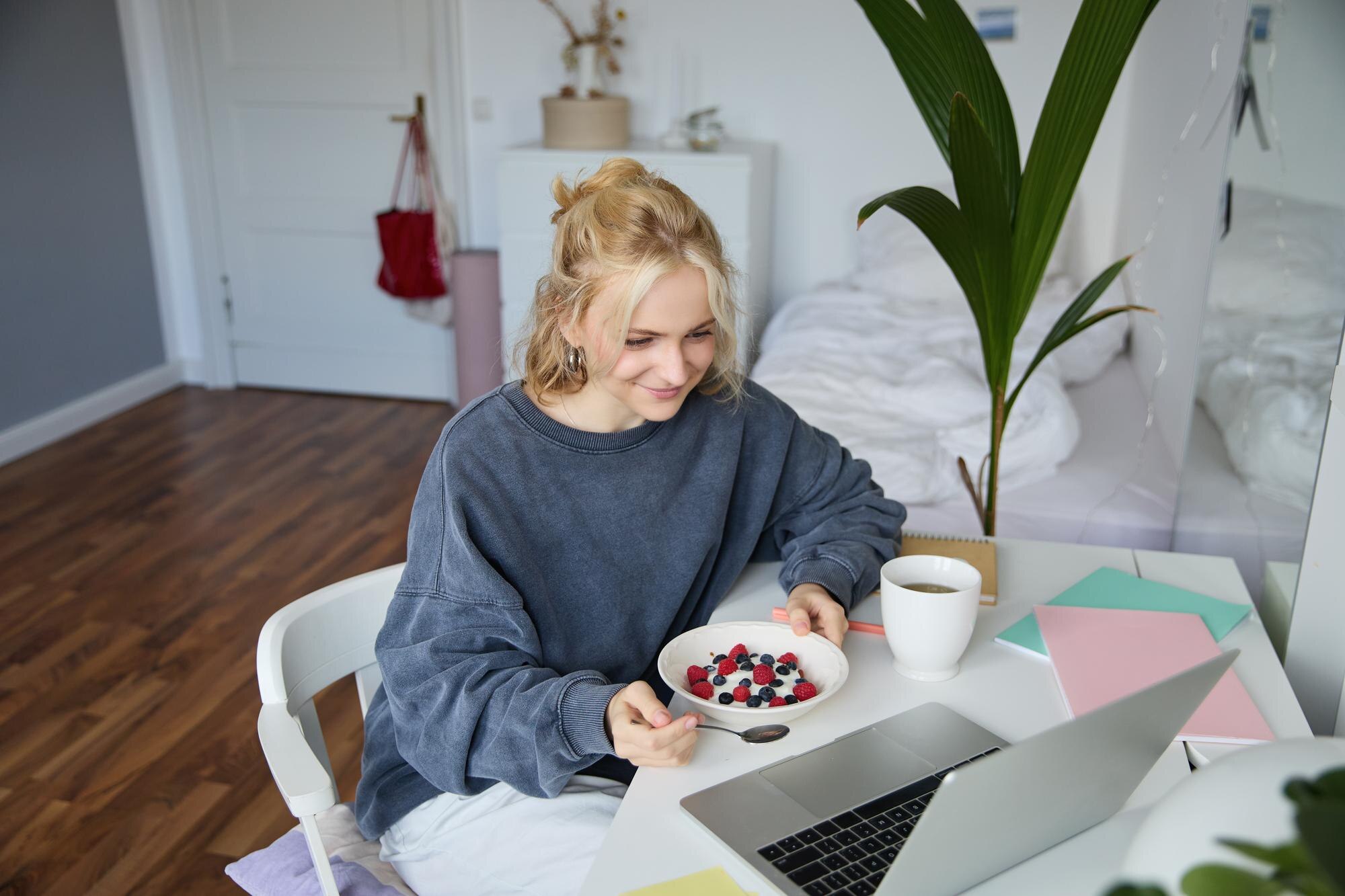 Makanan bergizi seimbang — sayuran segar, buah, dan protein sebagai fondasi diet sehat untuk penderita diabetes